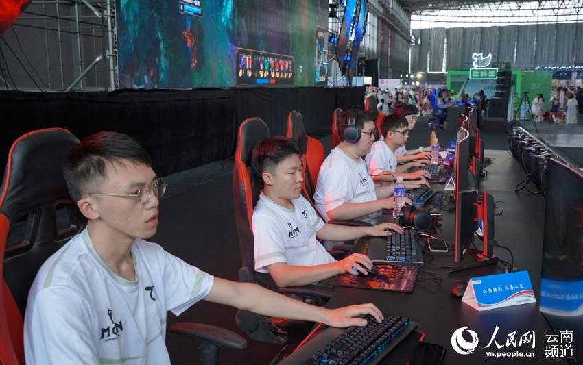 凭借其在后 凭借其在后